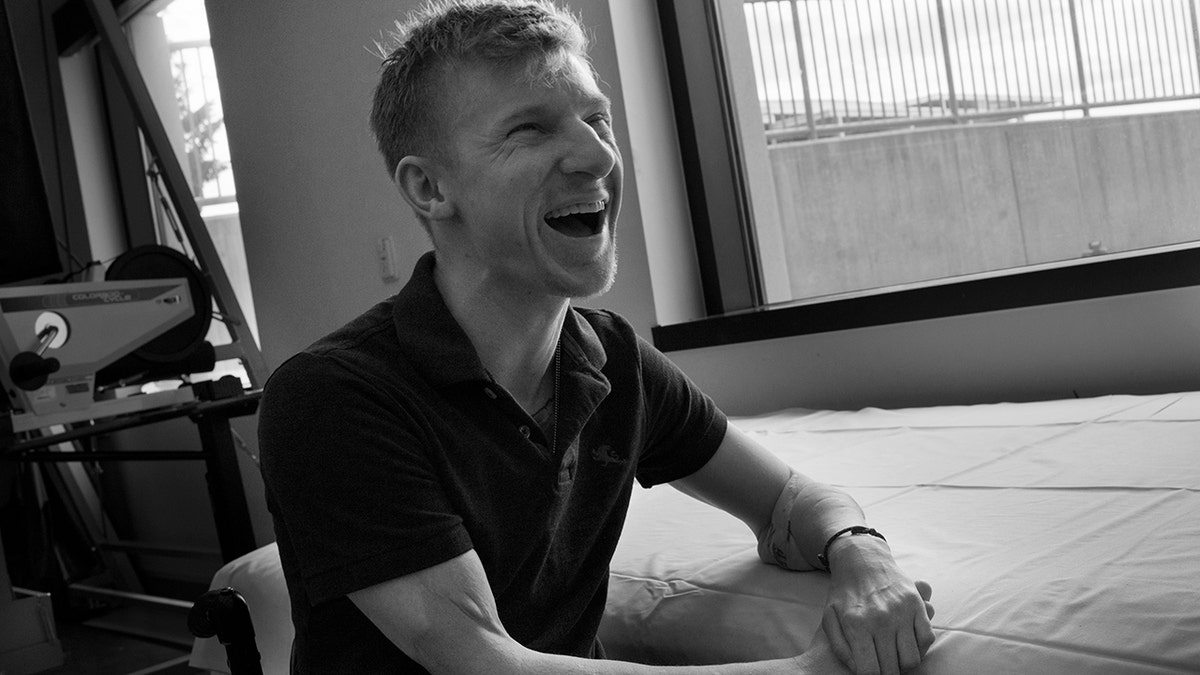 Ein Schwarz-Weiß-Foto von Brendan Marrocco beim Lachen.
