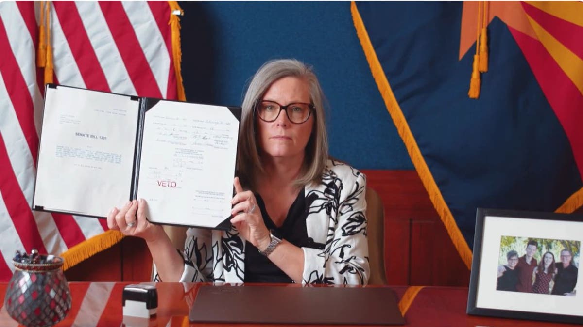Gouverneurin Katie Hobbs, D-Arizona, hält einen Gesetzentwurf hoch, den sie unterzeichnet hat