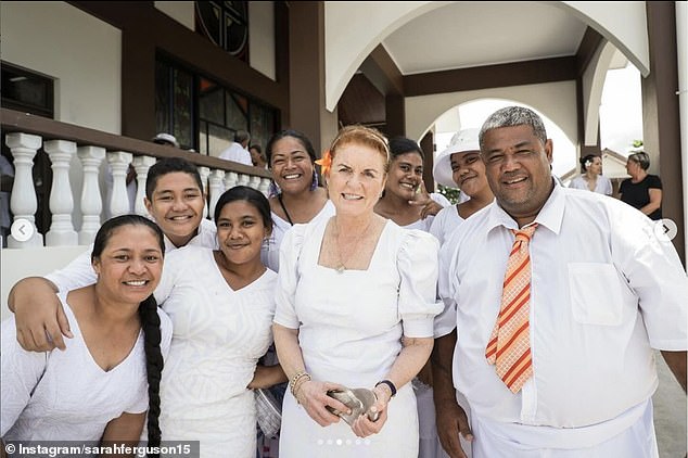 Die weiß gekleidete Herzogin scheint erfreut zu sein, als sie fotografiert wird, wie sie weitere Einheimische in Samoa trifft