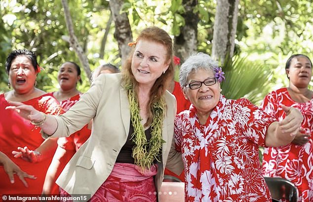 Die mit einer grünen Girlande geschmückte Königin trifft auf ihrer Reise nach Samoa auf weitere Inselbewohner
