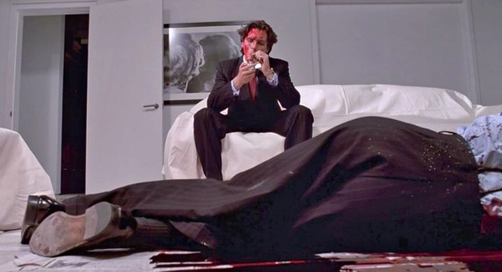 Patrick Bateman starrt in „American Psycho“ auf ein totes Opfer