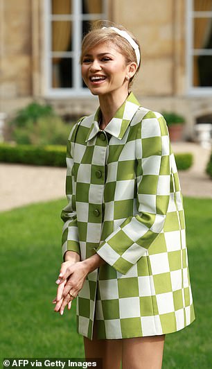 Die Schauspielerin trug eine weiß-grün karierte Jacke mit hohem Kragen, als sie im Garten des Veranstaltungsortes posierte