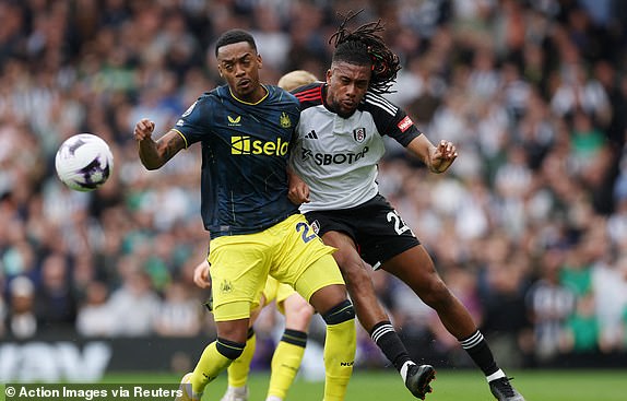 Soccer Football - Premier League - Fulham v Newcastle United - Craven Cottage, London, Britain - April 6, 2024 Newcastle United's Joe Willock in action with Fulham's Alex Iwobi Action Images via Reuters/Paul Childs NO USE WITH UNAUTHORIZED AUDIO, VIDEO, DATA, FIXTURE LISTS, CLUB/LEAGUE LOGOS OR 'LIVE' SERVICES. ONLINE IN-MATCH USE LIMITED TO 45 IMAGES, NO VIDEO EMULATION. NO USE IN BETTING, GAMES OR SINGLE CLUB/LEAGUE/PLAYER PUBLICATIONS.