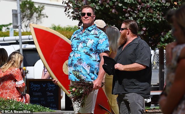 Hunderte Menschen waren am Samstagmorgen im Greenmount Surf Club, um Ed Fanning zu feiern, der an einer infizierten Schnittwunde starb