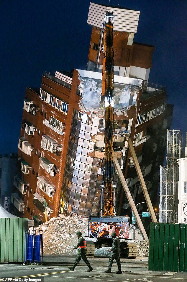 Ein Wohnhaus in der taiwanesischen Stadt Hualien wäre bei dem Erdbeben beinahe eingestürzt, konnte aber dank erdbebensicherer Maßnahmen nicht einstürzen.  In Gebäuden in New York City sind solche Sicherheitsmaßnahmen in der Regel nicht vorhanden.