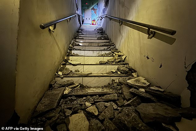 Trümmer sind entlang einer Treppe eines Wohnhauses zu sehen, das beim Erdbeben vom 3. April in Hualien am 5. April 2024 teilweise beschädigt wurde. Dieses Erdbeben, ein Beben der Stärke 7,4, war viel stärker als das zwei Tage später in New York und New Jersey – eine 4,8.