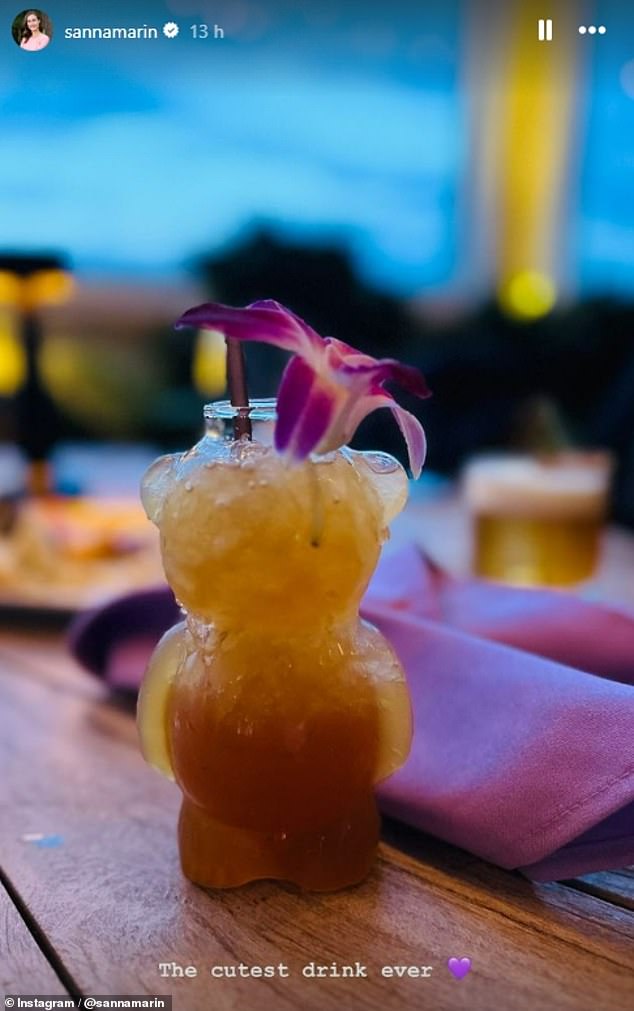 Die Politikerin veröffentlichte auch ein Bild eines mit einer lila Blume geschmückten Cocktails, den sie als „das süßeste Getränk aller Zeiten“ bezeichnete.