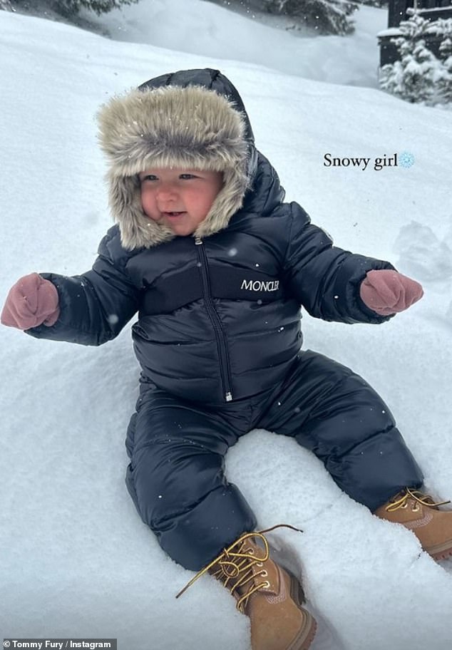 Die Influencerin sorgte dafür, dass ihr kleines Mädchen die beste Ausrüstung trug, indem sie ihr einen schwarzen Baby-Schneeanzug von Moncler für 520 £, einen Schneeanzug von Canada Goose für 495 £ und ein Paar Timberlands für Kleinkinder für 65 £ anzog