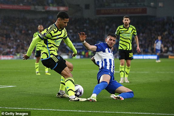 BRIGHTON, ENGLAND - APRIL 06: William Saliba of Arsenal is challenged by Jakub Moder of Brighton & Hove Albion during the Premier League match between Brighton & Hove Albion and Arsenal FC at American Express Community Stadium on April 06, 2024 in Brighton, England. (Photo by Steve Bardens/Getty Images) (Photo by Steve Bardens/Getty Images)