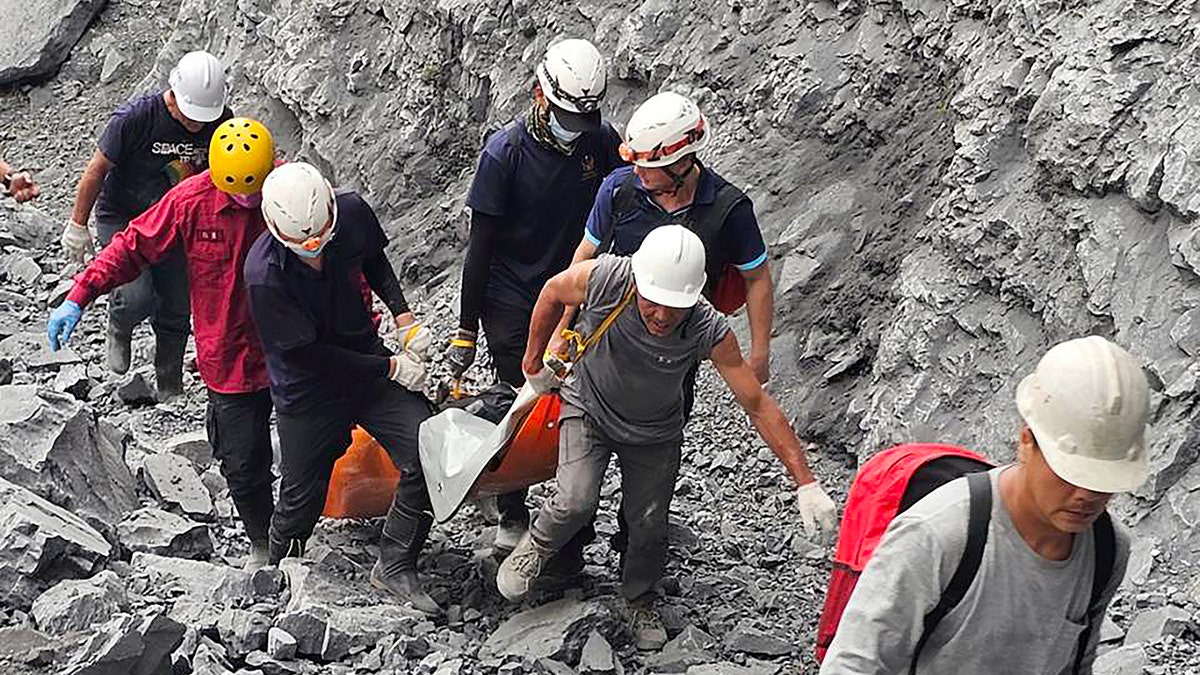 Feuerwehrleute evakuieren eine Leiche aus einem Steinbruch in Taiwan