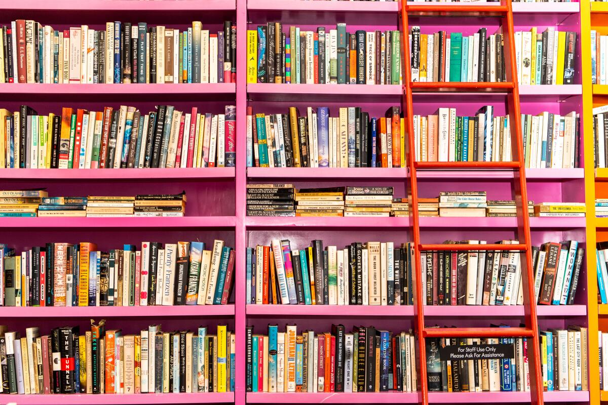 Ein Bücherregal in Libros Schmibros im Stadtteil Boyle Heights in Los Angeles.