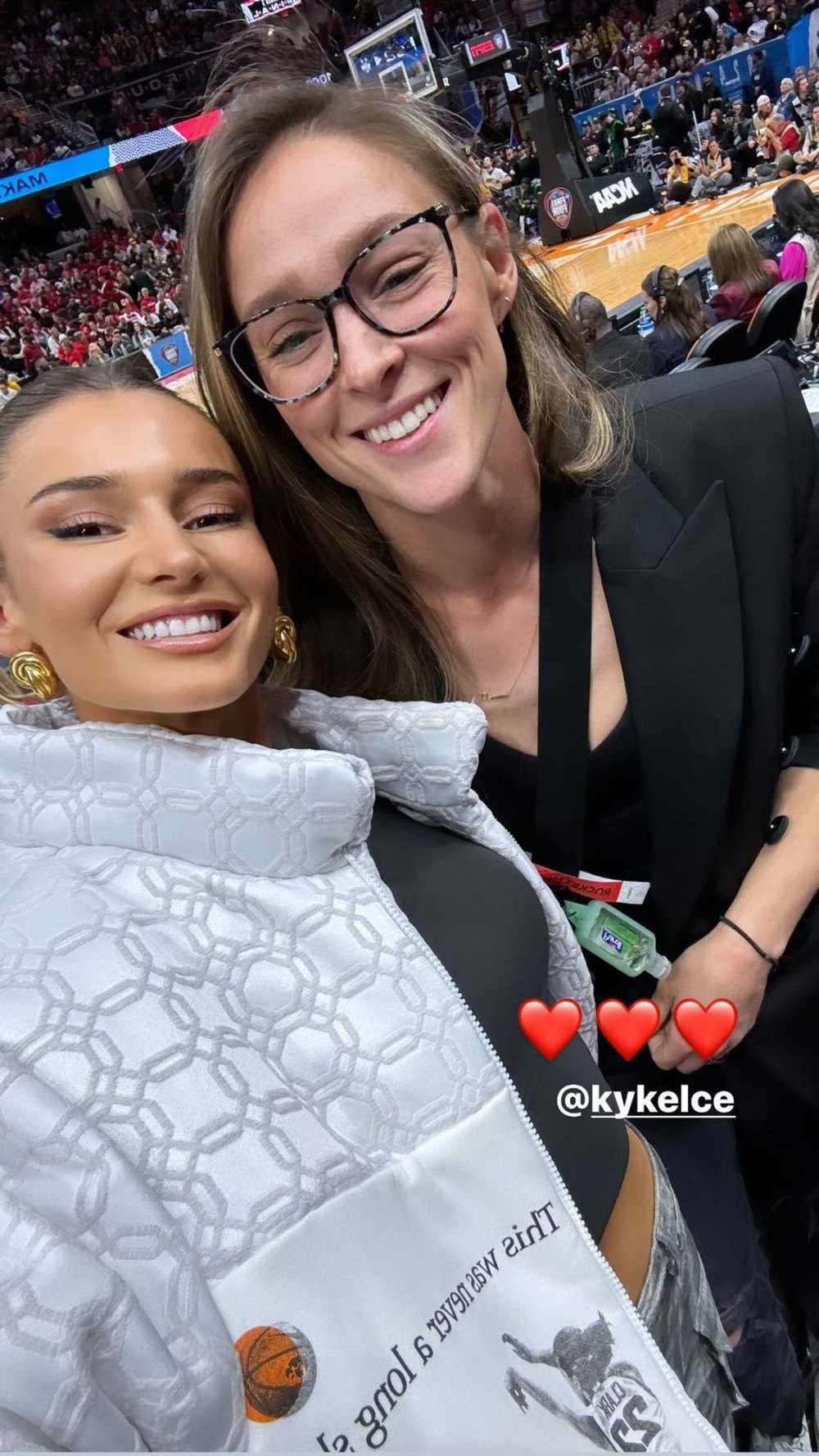 Kylie Kelce lobt Kristin Juszczyks herausragende maßgeschneiderte March Madness Pufferjacke