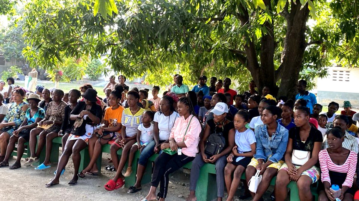 Haitianer sitzen draußen