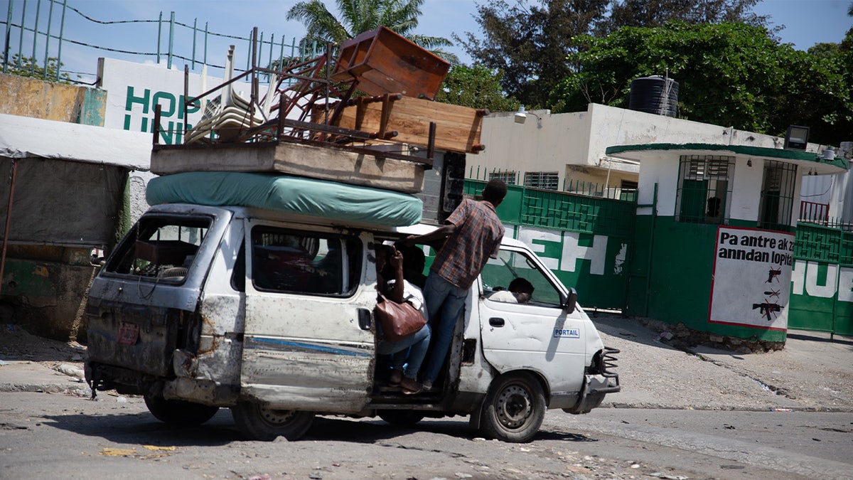 Menschen fliehen aus Port-au-Prince