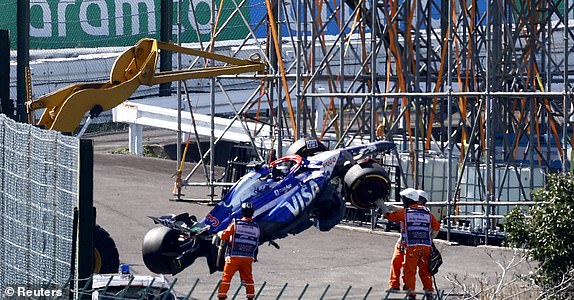 Formula One F1 - Japanese Grand Prix - Suzuka Circuit, Suzuka, Japan - April 7, 2024 The car of RB's Daniel Ricciardo is recovered by marshals after crashing at the start of the race REUTERS/Issei Kato
