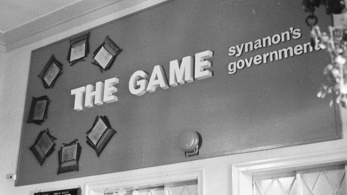 Ein Schild mit der Aufschrift „The Game“ und „Synanon Government“