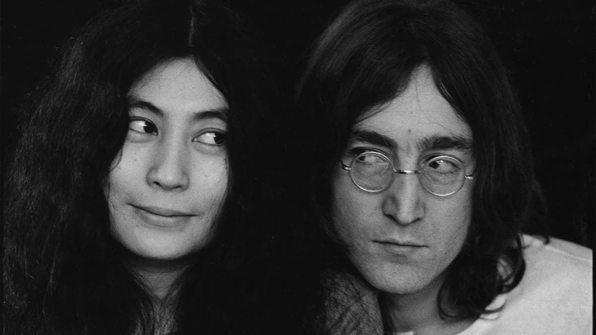 John Lennon schaut Yoko Ono an