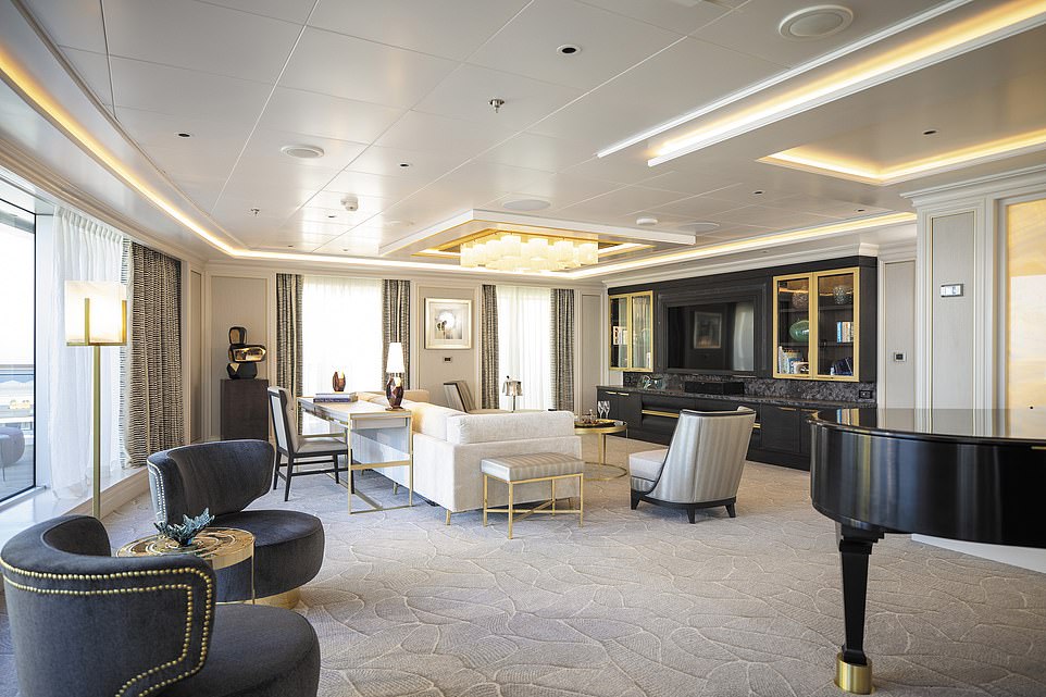 Gäste der Regent Suite haben Zugang zu einem eigenen Butler und einer voll ausgestatteten Bar sowie zu einem luxuriösen Zimmer, das mit originalen Picassos und einzigartigen Klavieren ausgestattet ist, während sie 35.668 Meilen über drei Ozeane reisen und 40 Länder auf sechs Kontinenten erkunden