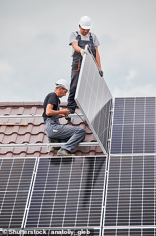 Während die Vereinigten Staaten derzeit ein Drittel ihrer Solarmodule im Inland produzieren, sehen sie sich einer harten Konkurrenz aus China gegenüber – das laut Reuters 98 Prozent der weltweiten Solarwafer produziert.