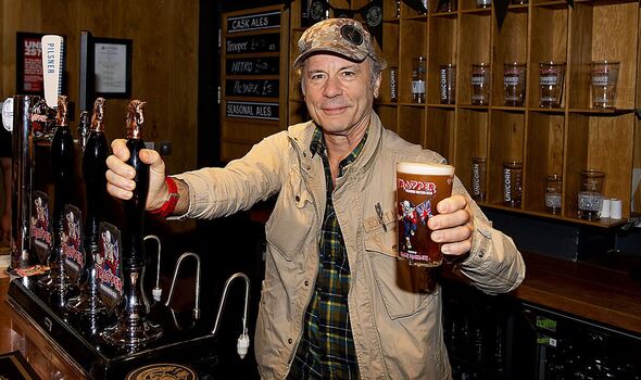 Bruce Dickinson hält ein Pint seines beliebten Trooper Ale in der Hand