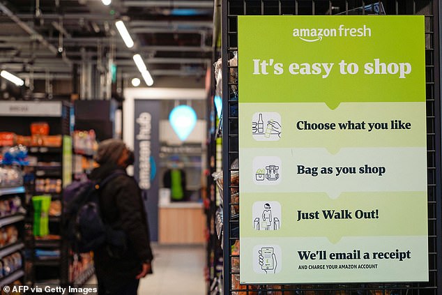 Berichten zufolge hat Amazon in Indien 1.000 Mitarbeiter, die die Käufer in seinen Amazon Fresh-Filialen mithilfe von Kameras überwachen