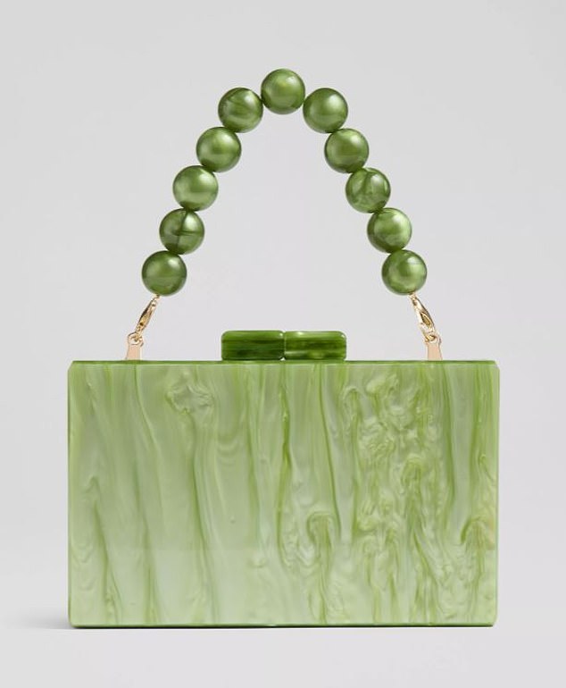 Eine Tasche, die während des Abendessens als Teil der Dekoration auf dem Tisch stehen oder über Ihrem Stuhl hängen kann, sorgt für einen Hauch von Stil.  Tasche: £110, lkbennett.com