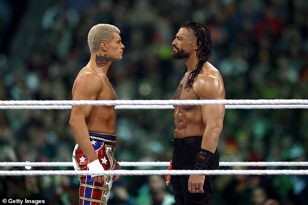 Rhodes besiegte Reigns (rechts) und wurde neuer WWE-Champion. Damit beendete er die knapp vierjährige Herrschaft seines Gegners