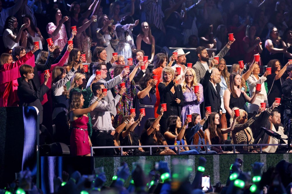 Die Familie von Toby Keith sagt, dass sie bei seiner Ehrung für die CMT Awards ihr Bestes getan habe, um die Tränen zurückzuhalten