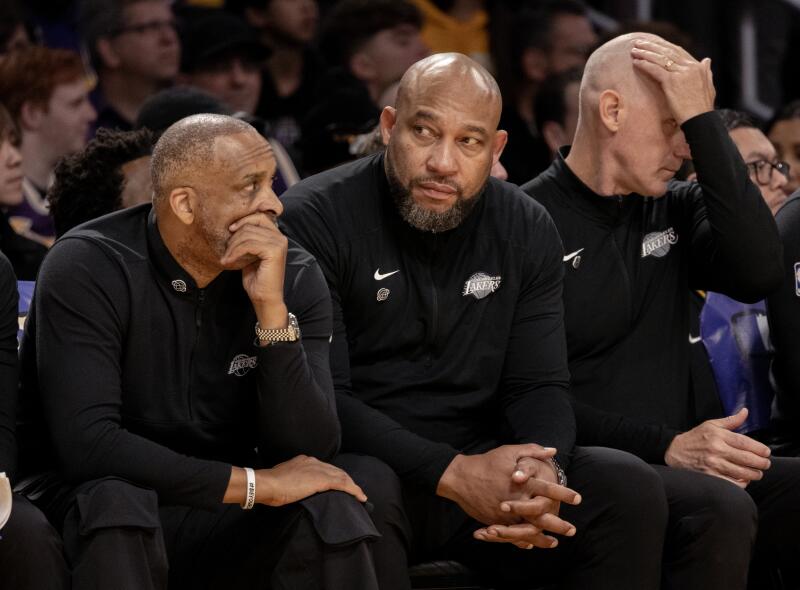 Lakers-Trainer Darvin Ham (Mitte) sitzt in den letzten Momenten der Niederlage am Sonntag auf der Bank.