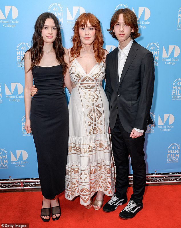 Der Riverdale-Star, der auch Mutter der 14-jährigen Zwillinge Adele und Roman ist, erhielt die Auszeichnung am Sonntag beim 41. Miami Film Festival im Chapman Conference Center