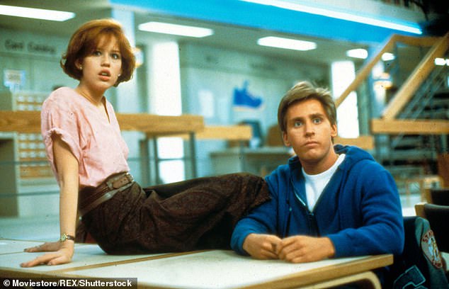 Die Schauspielerin als High-School-Göre Claire Standish mit Co-Star Emilio Estevez als Athlet Andrew Clark in John Hughes‘ Klassiker „The Breakfast Club“ von 1987