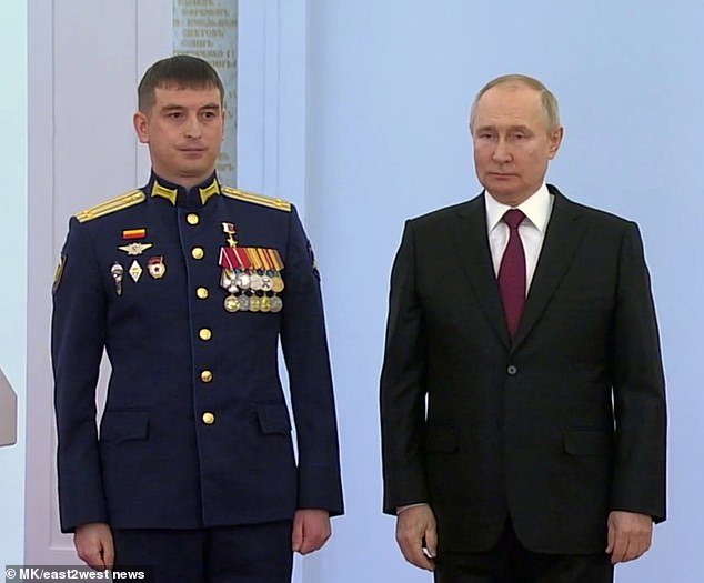 Das ukrainische Ermittlungsportal evocation.info hat den 37-jährigen Oberstleutnant Sergei Ishtuganov (im Bild links neben Putin) als Held Russlands als Befehlshaber des mutmaßlichen Kriegsverbrechens benannt