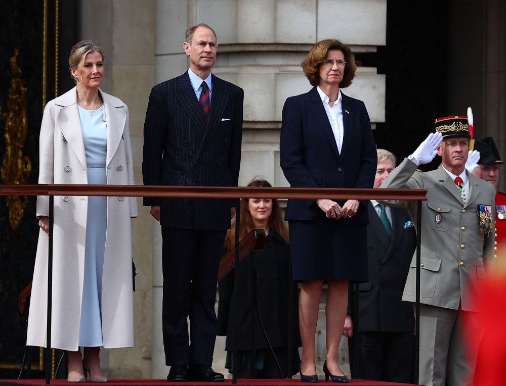 Sophie, Herzogin von Edinburgh (links) und Prinz Edward, Herzog von Edinburgh (Mitte) im Namen von König Karl III., stehen mit der französischen Botschafterin im Vereinigten Königreich, Helene Duchene (2. rechts), zusammen, während sie die Wachablösung im Buckingham Palace beobachten mit der Garde Republicaine der französischen Gendarmerie, die an der Gedenkfeier teilnimmt
