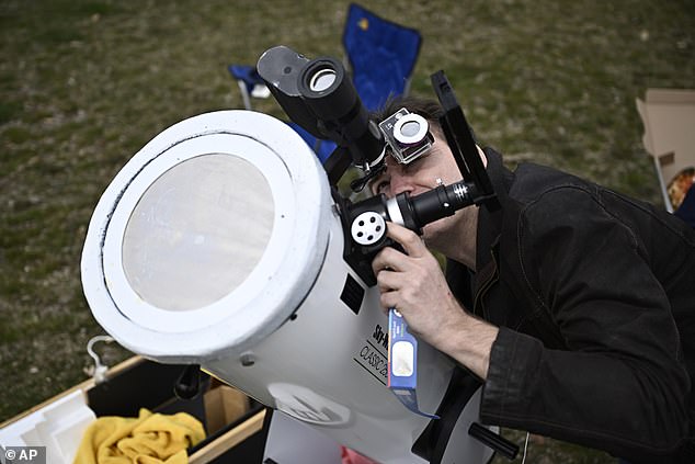 Chris Belkosky zeigt den Aufbau seines Dobson-Teleskops vor Beginn einer totalen Sonnenfinsternis in Kingston, Ontario, Montag, 8. April 2024.