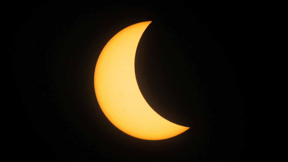 Eine partielle Sonnenfinsternis ist in Mazatlan, Mexiko, zu beobachten