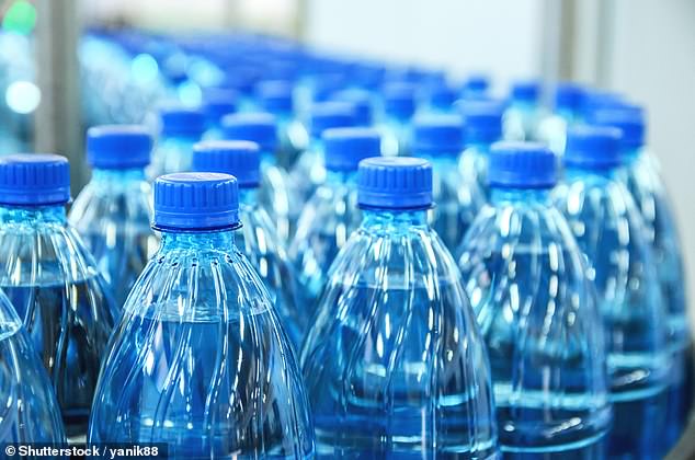 Aus Flaschenwasser können Chemikalien austreten, die Ihnen schaden könnten