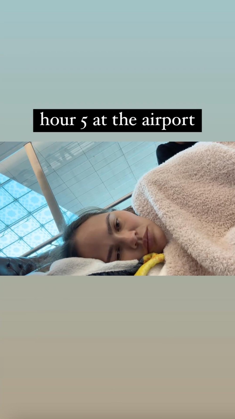 Chrissy Teigen schläft mit ihrer Familie auf der Etage des Flughafens Dubai