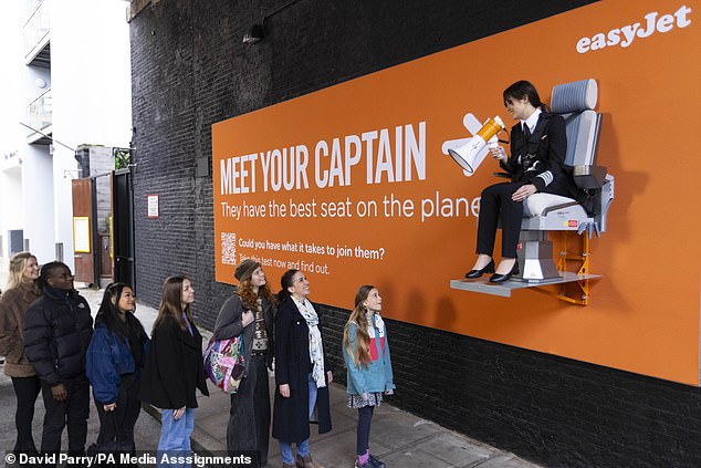 EasyJet-Pilotin Sarah Ackerley sitzt letzte Woche auf einer Werbetafel in London, als ihre Kampagne startet