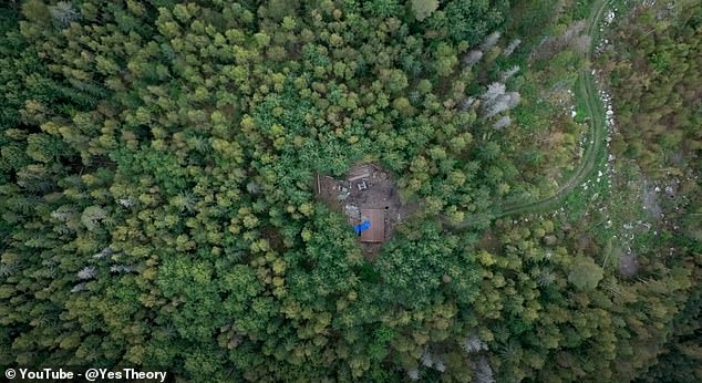 Das zweite Thema in der Dokumentation „Yes Theory“ ist der 20-jährige Erik Granqvist, der die letzten Jahre damit verbracht hat, allein in den Wäldern Schwedens seine Traumhütte zu bauen
