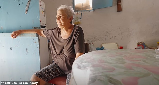 Eirini lebt seit 2013 allein auf dem abgelegenen Felsvorsprung, als ihr Mann starb und sie die Insel von ihrer Familie erbte