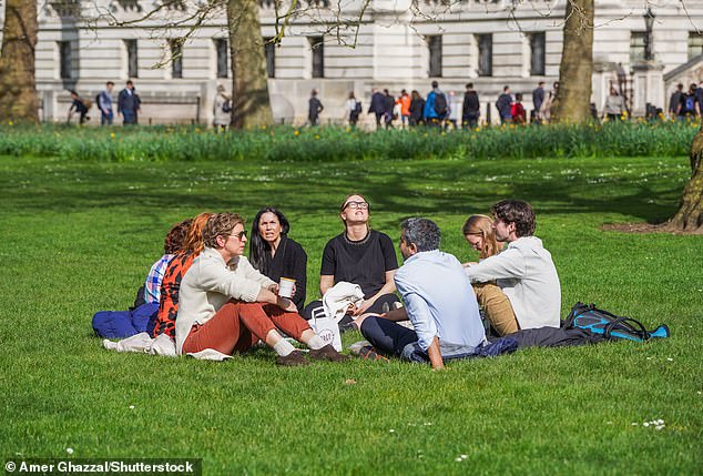 Menschen genießen die Frühlingssonne im St. James's Park London, während die Temperaturen am 20. März 2024 voraussichtlich 17 Grad Celsius erreichen werden