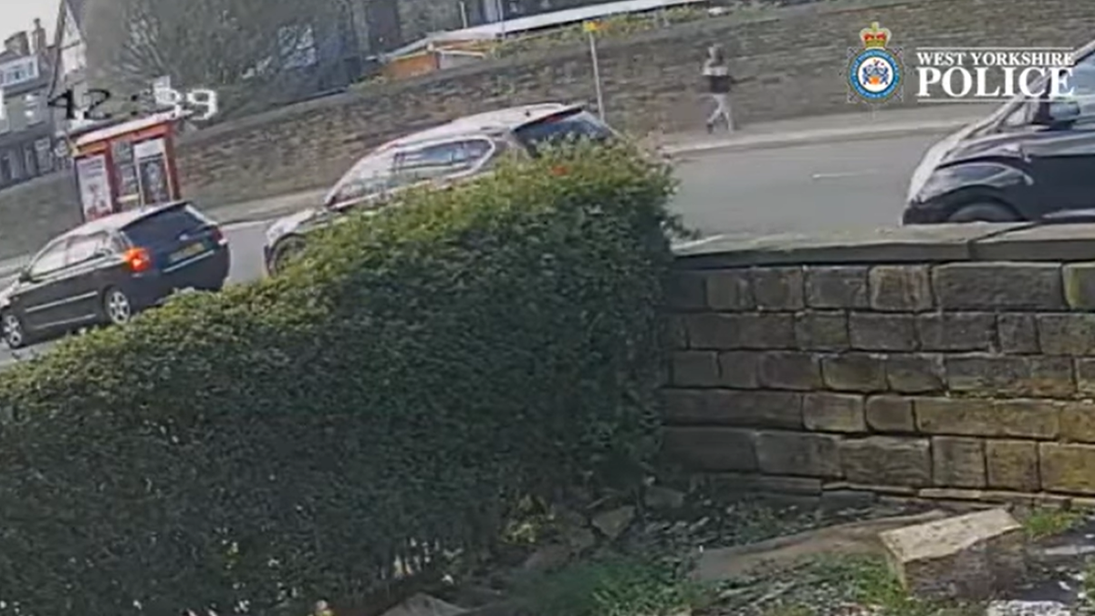 CCTV-Aufnahmen eines Verdächtigen, der zur Bushaltestelle geht