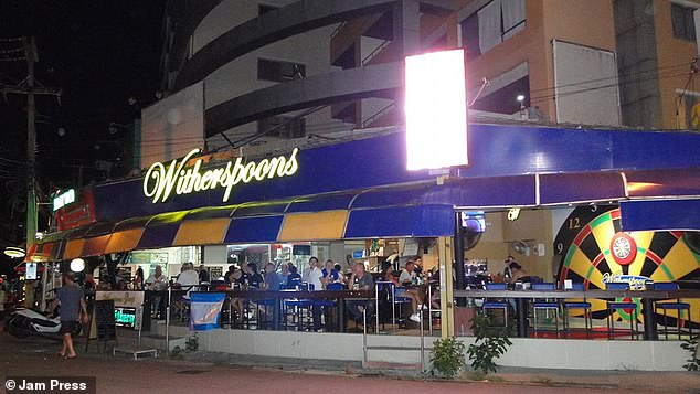 Die Bar befindet sich im Urlaubs-Hotspot Pattaya City, wie What'sTheJam berichtet