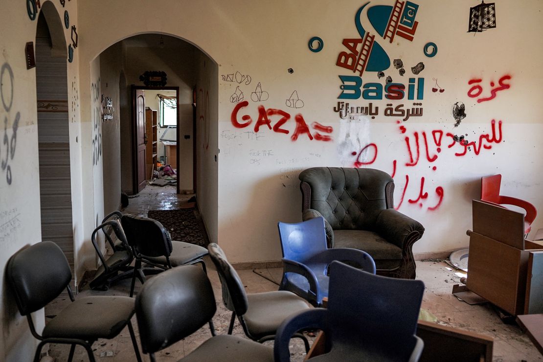 Graffiti blieben in einem Gebäude in Khan Younis zurück, nachdem Israel seine Bodentruppen aus der südlichen Stadt im Gazastreifen abgezogen hatte.  7. April 2024.