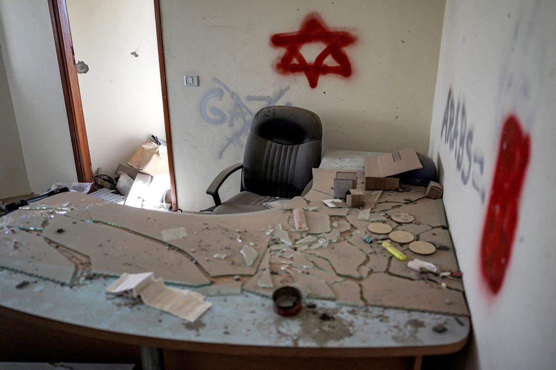 Am 7. April 2024 wurden Graffiti in einem Gebäude in Khan Younis, Gaza, zurückgelassen.