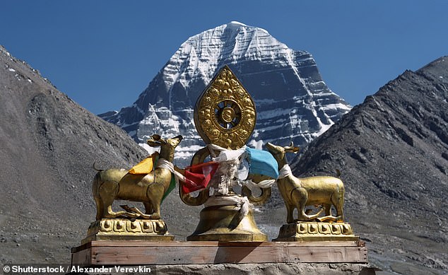 Dharmachakra, das wichtigste buddhistische Symbol, auf dem Dach des buddhistischen Klosters Dirapuk, mit der Nordwand des Mount Kailash im Hintergrund