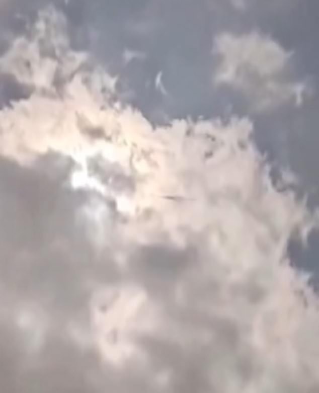 Das Filmmaterial zeigt leuchtende Wolken, die an einem dunklen Himmel hingen, als das Objekt zu schwimmen schien b
