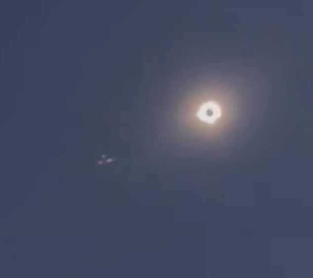 Aber die Zuschauer der Sonnenfinsternis sahen ein weiteres Flugzeug, das über das Ereignis in McKinney flog, das etwa 50 Meilen von Arlington entfernt liegt