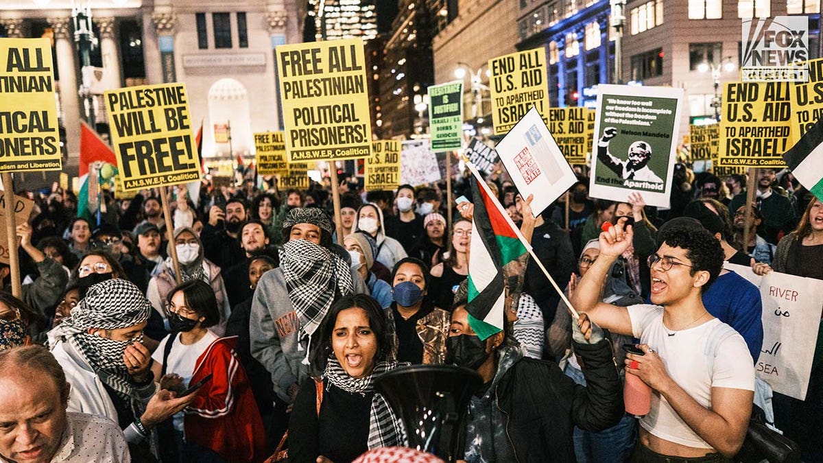 Pro-Palästina-Demonstranten marschieren durch Midtown Manhattan