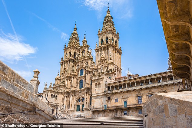 Die Hauptstadt Galiciens, Santiago de Compostela, wird von ihrer kunstvollen Kathedrale dominiert (im Bild)
